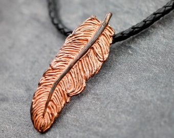 Colgante de pluma de cobre oxidado: collar de cuero unisex - P127