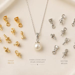 Op de afbeelding: Een zilveren ketting met een witte parelhanger, omringd door goud- en zilverkleurige messing sieradenhangers. De tekst luidt: SIMPLE ELEGANCE PEARL PENDANT, GOLD BRASS en SILVER BRASS. Deze onderdelen zijn bedoeld voor het maken van sieraden.
