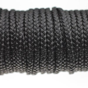 Peut inclure: Un bobine de cordon en cuir tressé noir. Le cordon mesure environ 5 mm de large et est parfait pour les projets d'artisanat.