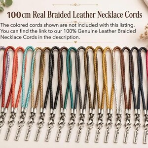Pode incluir: Uma cole&ccedil;&atilde;o de cord&otilde;es de colar de couro tran&ccedil;ado de 100 cm em v&aacute;rias cores, cada um com um fecho de metal prateado e uma pequena etiqueta retangular. O texto 100 cm Real Braided Leather Necklace Cords &eacute; exibido no topo da imagem.