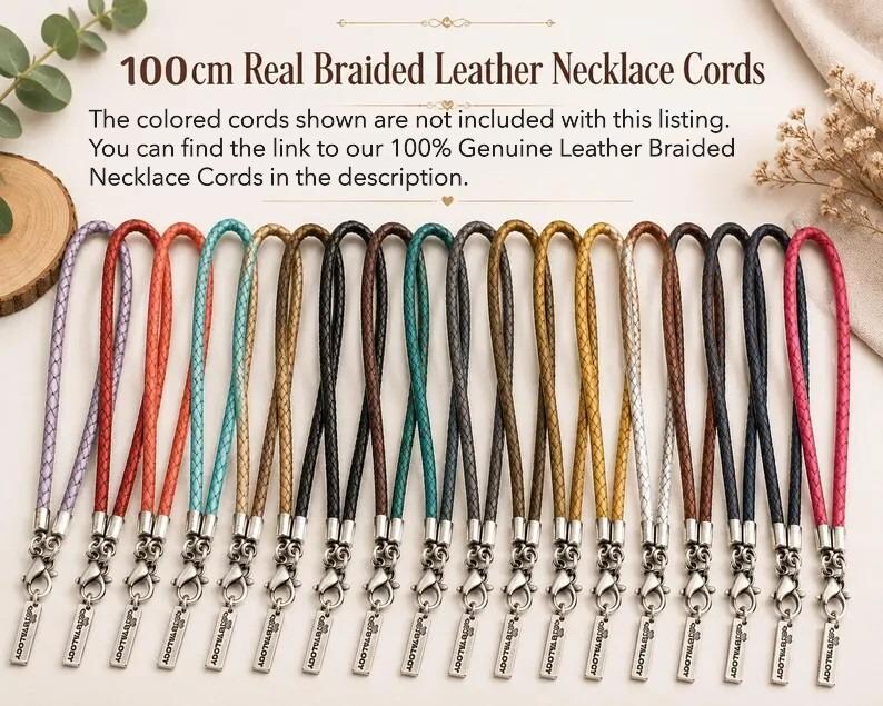 Pode incluir: Uma cole&ccedil;&atilde;o de cord&otilde;es de colar de couro tran&ccedil;ado de 100 cm em v&aacute;rias cores, cada um com um fecho de metal prateado e uma pequena etiqueta retangular. O texto 100 cm Real Braided Leather Necklace Cords &eacute; exibido no topo da imagem.