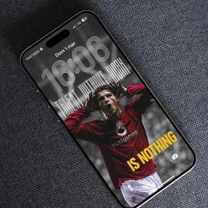 Può includere: Uno smartphone mostra uno sfondo con un calciatore in maglia rossa con il logo Vodafone. Lo schermo mostra il testo "TALENT WITHOUT WORK IS NOTHING" e l'ora 16:06.