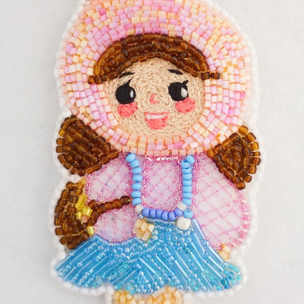 Broche en perles « Fille à la grenade » /Broderie de Lunéville / Broderie de perles par Qiuqin Studio / Design unique