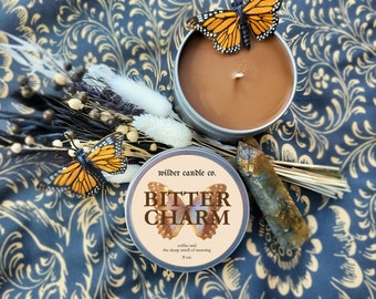 CHARM AMER - Café de torréfaction foncée, expresso et noisette | Bougies de mauvaise humeur | Bougies de soja de 8 oz | Bougies sorcières | Bougies livresques | Cadeaux de bougies