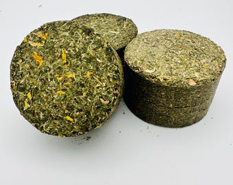 Galleta de hierbas botánicas para conejo, chinchilla, degú y cobaya. Tamaño grande.