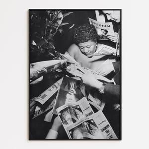 Ella Fitzgerald donnant des autographes - Poster icône du jazz noir et blanc - Impression d'art mural légende de la musique vintage