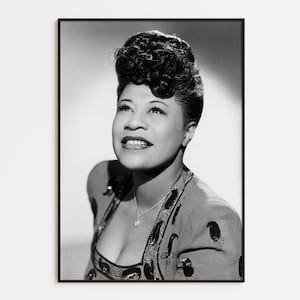 Portrait souriant d'Ella Fitzgerald - Poster portrait en noir et blanc - Impression d'art mural Icône du jazz classique