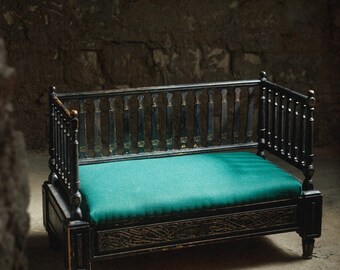 Einzigartiges Antikes Sofa Neu Gepolstert und mit Cut Dekor