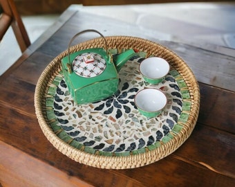 Rattan-Muscheltablett, Serviertabletts mit Perlmutt, gewebte Serviertabletts, Rattan-Kaffeetabletts, florales Serviertablett, rundes Kaffeetablett, rustikales Tablettdekor