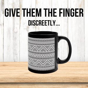 Taza con palabrotas ocultas - Diseño geométrico "F*ck You" / Divertida taza de café, regalo ofensivo, taza de cerámica ORCA negra, diseño de palabrota secreta