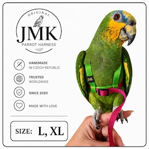 Pode incluir: Um papagaio verde usando um arnês para papagaios JMK com tiras verde-limão brilhantes e uma guia magenta. A imagem inclui o texto: ORIGINAL JMK PARROT HARNESS, HANDMADE IN CZECH REPUBLIC, TRUSTED WORLDWIDE, SINCE 2020, MADE WITH LOVE e SIZE: L, XL.