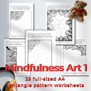 Puede incluir: Un conjunto de 25 hojas de trabajo de patrones Zentangle A4 de tamaño completo. La imagen presenta varios dibujos con patrones en blanco y negro, con el texto "Mindfulness Art 1" y "Zentangle pattern worksheets" en rojo. Se ve un pequeño oso de peluche.