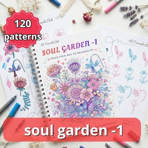 Może przedstawiać: Spiralny szkicownik zatytułowany Soul Garden - 1, zawierający 120 wzorów ze szczegółowymi ilustracjami kwiatowymi w odcieniach fioletu, różu i błękitu. Na okładce znajduje się napis Trace Your Way To Tranquility oraz AB Trimook Club.