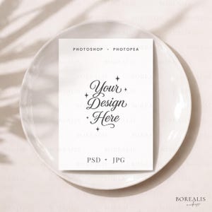 Elegant Wedding Invitation Mockup Minimal Plate Flat Lay Neutral Wedding Display Elegant Table Setting Scene Modern Card Presentation BM0152