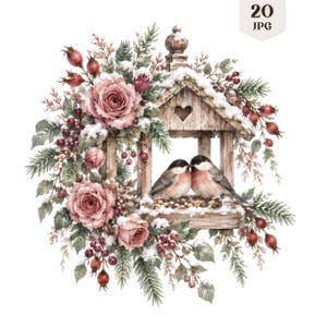 Könnte beinhalten: Ein hölzernes Vogelhäuschen mit herzförmigem Ausschnitt, in dem zwei kleine Vögel Samen fressen. Umgeben ist es von einem Winterarrangement aus altrosa Rosen, grünen Tannenzweigen, roten Beeren und etwas Schnee. Der Text lautet 20 JPG.