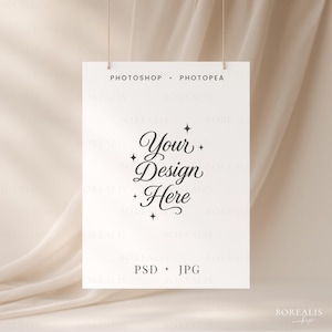 Puede incluir: Un letrero rectangular blanco está suspendido por dos cuerdas. El letrero presenta el texto "PHOTOSHOP + PHOTOPEA" en la parte superior y "PSD + JPG" en la parte inferior. Las palabras "Your Design Here" están en el centro.