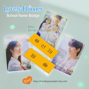 Belle épinglette d'identité avec nom de coureur Kdrama avec cartes photo scintillantes GRATUITES