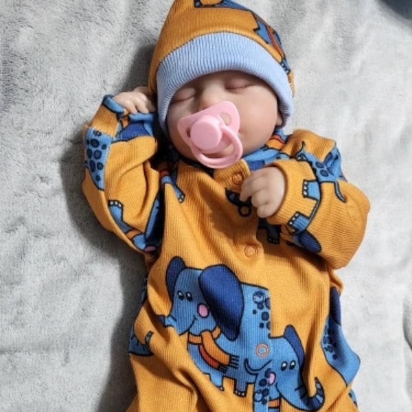 Bambola neonato realistica addormentata, bambino in silicone rinato realistico, bambola con corpo in morbido tessuto di vinile fatto a mano, bambola morbida
