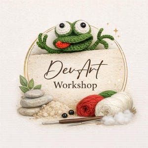 Puede incluir: Imagen con el texto "Dev Art Workshop" y una rana verde tejida con la lengua roja. La imagen incluye hilo, agujas y elementos decorativos como piedras y hojas, sugiriendo un tema de artesanía.