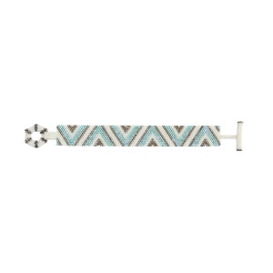Könnte beinhalten: Ein weißes Perlenarmband mit einem geometrischen Muster in Blautönen und Braun. Das Armband hat einen Metallverschluss.