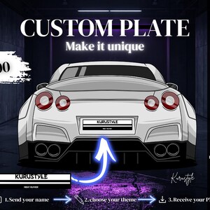 Peut inclure: Une illustration numérique de la vue arrière d'une voiture de sport blanche avec un emplacement de plaque d'immatriculation portant le texte KURUSTYLE. Le graphique inclut une flèche bleue pointant vers un design de plaque rectangulaire.