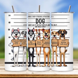 Könnte beinhalten: Ein weißer Becher mit einer Schwarzweißillustration von fünf Hunden in einer Polizeiaufstellung. Die Hunde halten Schilder mit humorvollen Texten über ihre Persönlichkeiten. Der Text auf dem Becher lautet: "Behandle jede stressige Situation wie ein Hund. Wenn du es nicht essen oder damit spielen kannst, pinkel einfach drauf und geh weg."