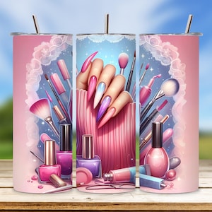Peut inclure: Un gobelet rose et bleu avec un motif de main avec des ongles peints et divers pinceaux de maquillage et des flacons de vernis à ongles.