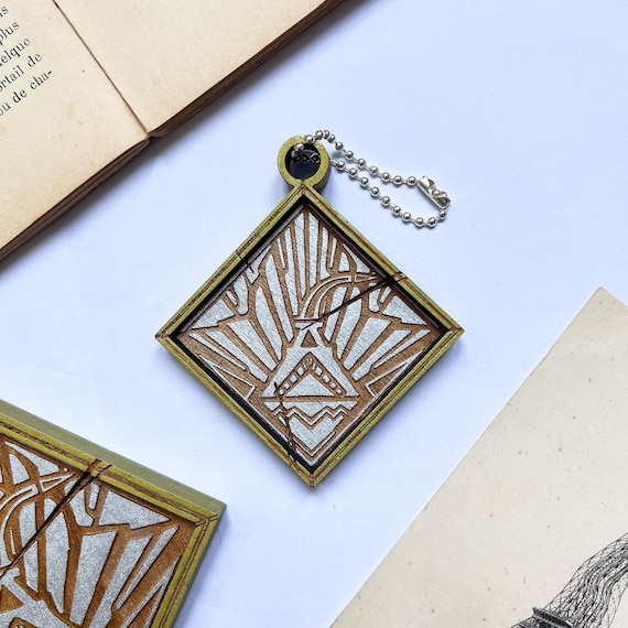 Verso Badge Clair Obscur Keychain Expedition 33 – 3D Engraved Wood