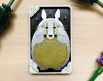 Totoro x No-Face Ghibli Tarotkarte – Handgefertigte 3D-Holzkunst | Mystisches Miyazaki-Objekt | Wanddekoration | Fan-Geschenk von Studio Ghibli