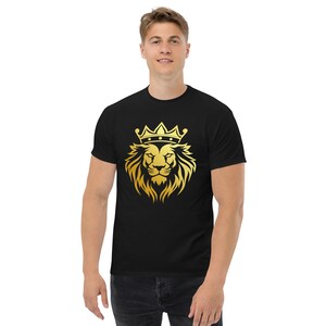 Classic t-shirt with a bold and distinctive design of a lion