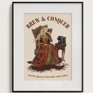 以下が含まれることがあります： 女王が玉座に座ってコーヒーカップを持っている、ヴィンテージスタイルのイラストが描かれた額装されたプリント。女王の上には「Brew & Conquer」というテキスト、下には「For the Queens Who Rule with Coffee」というテキストが書かれている。背景は薄いベージュで、女王の周りにコーヒー豆が散らばっている。