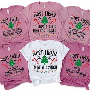 Puede incluir: Conjunto de seis camisetas rosas y blancas con un dise&ntilde;o de &aacute;rbol de Navidad y el texto "Most Likely" seguido de una frase humor&iacute;stica sobre el tema navide&ntilde;o. Las frases son: "To complain about matching shirts", "To forget their dish for dinner", "To kiss under the mistletoe", "To cause some drama", "To be a Grinch", y "To be Santa's favorite".