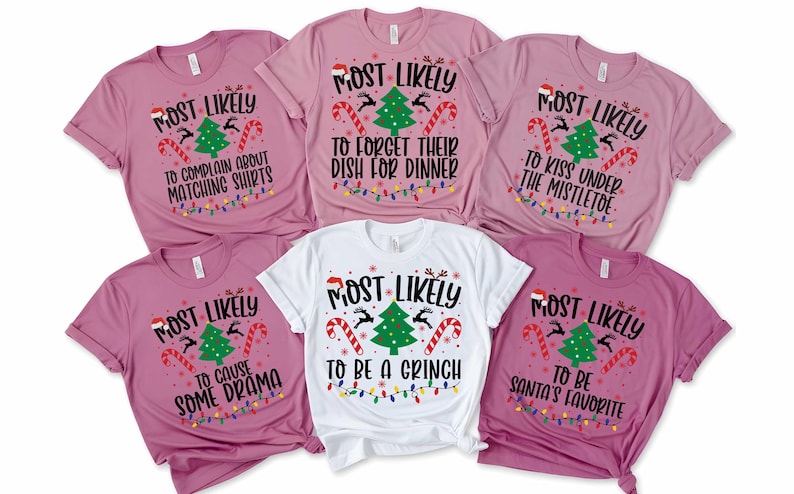 Puede incluir: Conjunto de seis camisetas rosas y blancas con un dise&ntilde;o de &aacute;rbol de Navidad y el texto "Most Likely" seguido de una frase humor&iacute;stica sobre el tema navide&ntilde;o. Las frases son: "To complain about matching shirts", "To forget their dish for dinner", "To kiss under the mistletoe", "To cause some drama", "To be a Grinch", y "To be Santa's favorite".