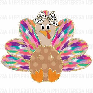 Op de afbeelding: Een kleurrijke kalkoen met een bruin lichaam en een roze, paarse en turquoise gevederde staart. De kalkoen heeft een zwart-witte strik op zijn kop en gouden glitteraccenten.