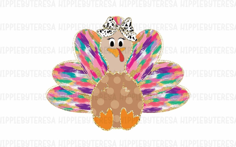 Op de afbeelding: Een kleurrijke kalkoen met een bruin lichaam en een roze, paarse en turquoise gevederde staart. De kalkoen heeft een zwart-witte strik op zijn kop en gouden glitteraccenten.