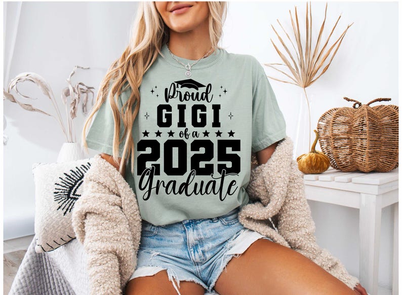 K&ouml;nnte beinhalten: Ein hellgr&uuml;nes T-Shirt mit schwarzem Text, der "Proud Gigi of a 2025 Graduate" lautet. Der Text enth&auml;lt ein Abschlusskappen-Symbol.