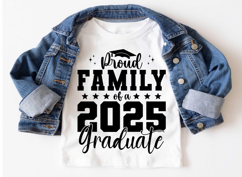 K&ouml;nnte beinhalten: Wei&szlig;es T-Shirt mit schwarzem Text, der "Proud Family of a 2025 Graduate" lautet, mit einem Grafikbild eines Abschluss-Hutes &uuml;ber dem Wort "Proud".