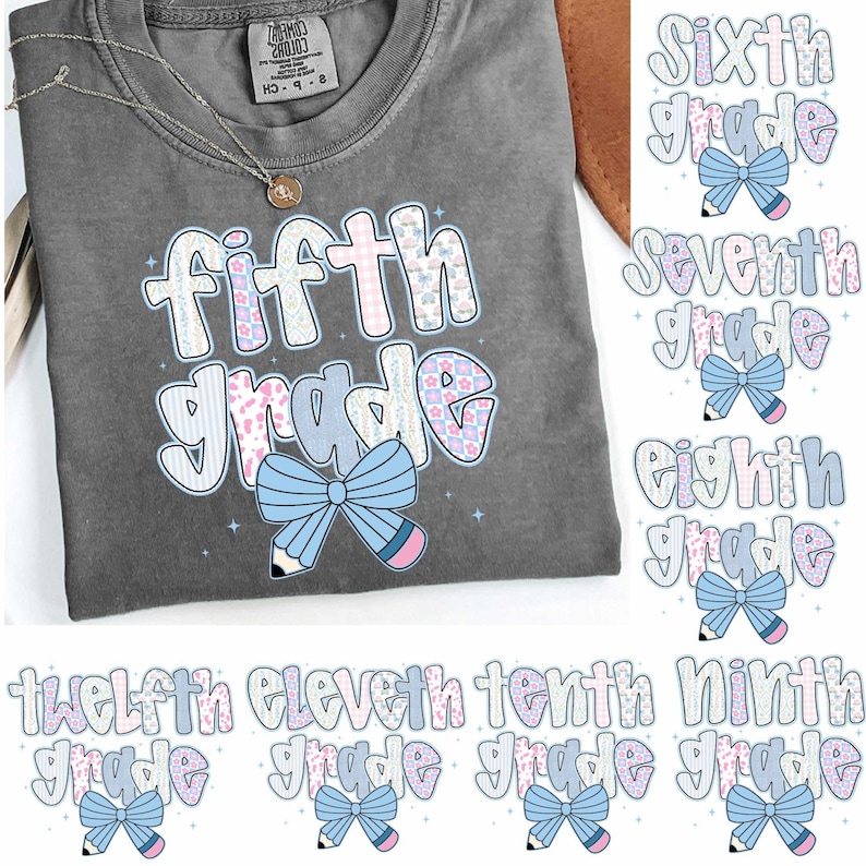 Pu&ograve; includere: Una maglietta grigia con la scritta "Fifth Grade" in un carattere giocoso, accentuata da un fiocco blu e da una grafica a matita. Sono visibili anche altri disegni per le classi dalla sesta alla dodicesima.
