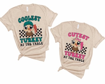 Leukste shirt kalkoen aan tafel png, schattige Thanksgiving png, kalkoen png, Thanksgiving png, strikje, strikje, jongen/meisje Thanksgiving kinderen png