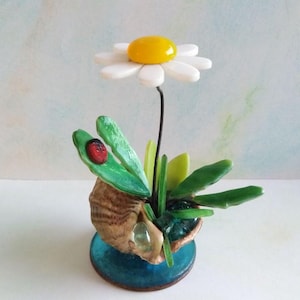 Stained Glass Daisy in Seashell: Handmade Coastal Decor with Ladybug