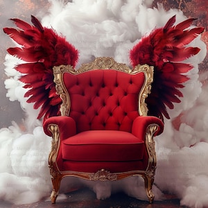 Op de afbeelding: Een rode fluwelen fauteuil met gouden afwerking en sierlijke details. Grote rode gevederde vleugels zijn achter de stoel geplaatst, tegen een achtergrond van witte wolken. De stoel heeft een met knopen getufte rug.