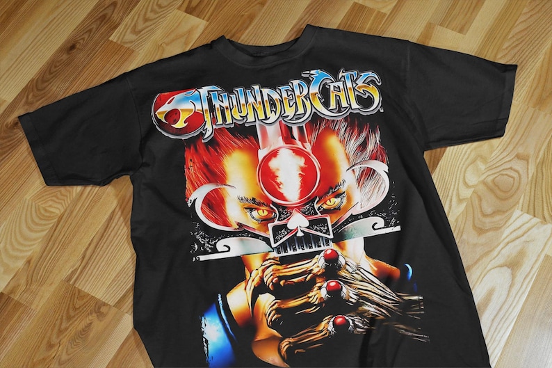 T-shirt Lion-o  Thundercats designs a vintage poster style.