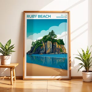 Puede incluir: Una impresión artística enmarcada que presenta una ilustración estilizada de Ruby Beach en Washington. La obra de arte representa una isla rocosa con árboles verdes, un cielo azul y una playa de arena. El texto "RUBY BEACH WASHINGTON" está en la parte superior.