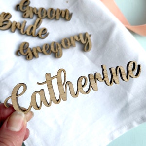 Script Name Hochzeit Gedeck|Holz Laser Tisch Dekor|Personalisierte Platzkarte Party Dekoration|Ausgeschnittene Namen Großbestellung