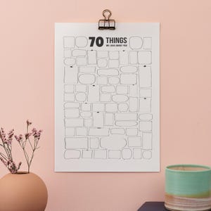Puede incluir: Un póster imprimible con 70 espacios en blanco para rellenar con cosas que te gustan de alguien. El póster se titula "70 cosas que amamos de ti".