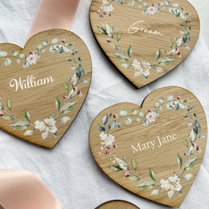 Herzförmiges Blumengedeck-Namenshochzeitstabelle | Grün, weiß, rosa, Holztischdekor| Personalisierte Tischkarten-Partydekoration