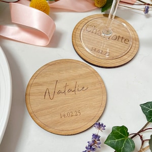 Personalisierter Untersetzer aus Holz graviert und datiert Gedeck Name Hochzeitstisch | graviertes Holztischdekor| Personalisierte Tischkarte Party