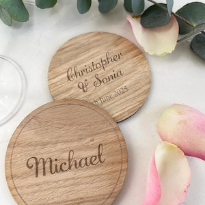 Doppelseitiger personalisierter Untersetzer aus Holz, gravierter und datierter Gedeckname Hochzeitstisch | graviertes Holztischdekor