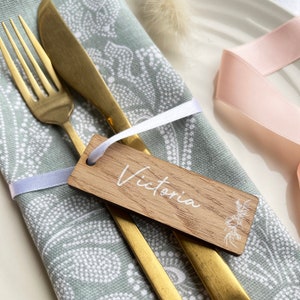 Weiß Floral Akzent Gedeck Namensschild Hochzeit Tisch Blumen | weiße Blumen, Holztischdekor| Personalisierte Tischkartendekoration