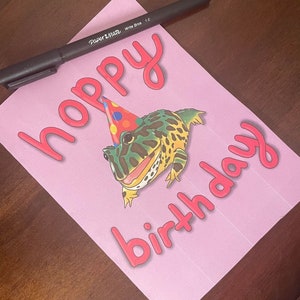 Cartão de aniversário feito à mão para impressão do sapo de aniversário Hoppy
